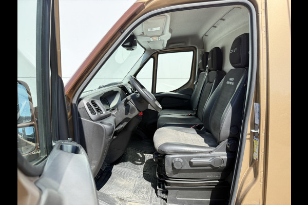 Iveco Daily 35S18 3.0 Automaat L4H3 180PK Cruise control LED Climate control Camera Trekhaak 3.5t Luchtgeveerde stoel