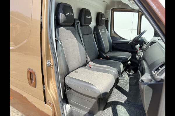 Iveco Daily 35S18 3.0 Automaat L4H3 180PK Cruise control LED Climate control Camera Trekhaak 3.5t Luchtgeveerde stoel