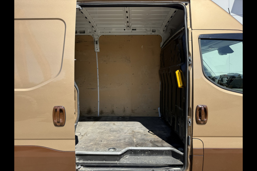 Iveco Daily 35S18 3.0 Automaat L4H3 180PK Cruise control LED Climate control Camera Trekhaak 3.5t Luchtgeveerde stoel