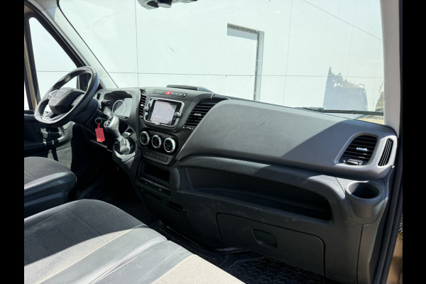 Iveco Daily 35S18 3.0 Automaat L4H3 180PK Cruise control LED Climate control Camera Trekhaak 3.5t Luchtgeveerde stoel