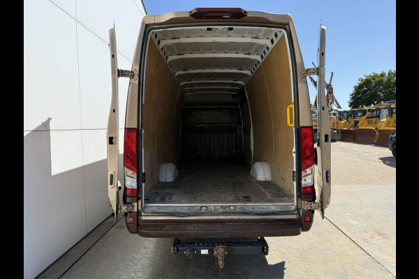 Iveco Daily 35S18 3.0 Automaat L4H3 180PK Cruise control LED Climate control Camera Trekhaak 3.5t Luchtgeveerde stoel