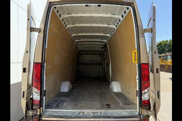 Iveco Daily 35S18 3.0 Automaat L4H3 180PK Cruise control LED Climate control Camera Trekhaak 3.5t Luchtgeveerde stoel