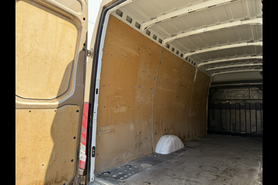 Iveco Daily 35S18 3.0 Automaat L4H3 180PK Cruise control LED Climate control Camera Trekhaak 3.5t Luchtgeveerde stoel