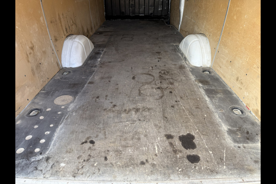 Iveco Daily 35S18 3.0 Automaat L4H3 180PK Cruise control LED Climate control Camera Trekhaak 3.5t Luchtgeveerde stoel