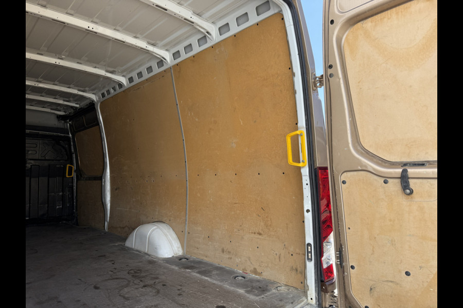 Iveco Daily 35S18 3.0 Automaat L4H3 180PK Cruise control LED Climate control Camera Trekhaak 3.5t Luchtgeveerde stoel