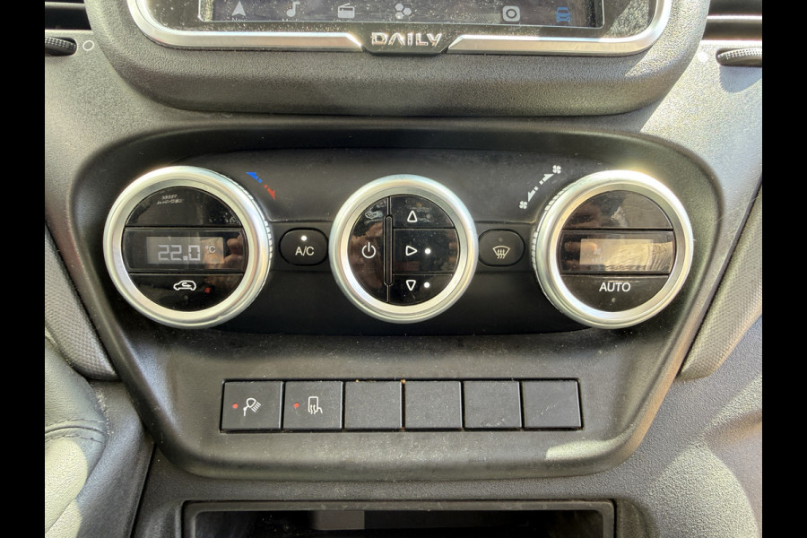 Iveco Daily 35S18 3.0 Automaat L4H3 180PK Cruise control LED Climate control Camera Trekhaak 3.5t Luchtgeveerde stoel