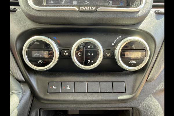 Iveco Daily 35S18 3.0 Automaat L4H3 180PK Cruise control LED Climate control Camera Trekhaak 3.5t Luchtgeveerde stoel