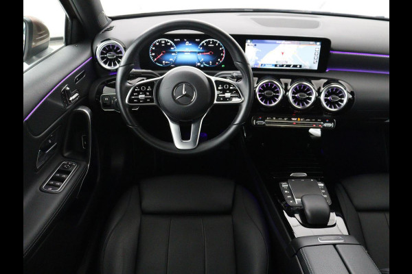 Mercedes-Benz A-Klasse 200 Business Solution Luxury | Trekhaak | Panoramadak | Leder | Memory | Sfeerverlichting | Full LED | Stoelverwarming | Camera | Park assist | Cruise control |