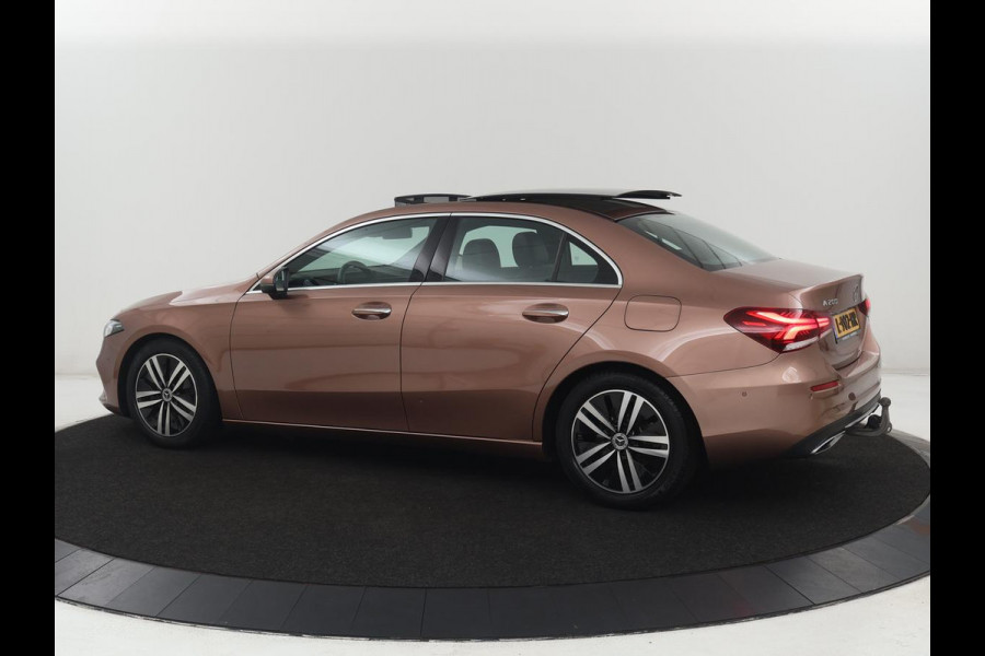 Mercedes-Benz A-Klasse 200 Business Solution Luxury | Trekhaak | Panoramadak | Leder | Memory | Sfeerverlichting | Full LED | Stoelverwarming | Camera | Park assist | Cruise control |