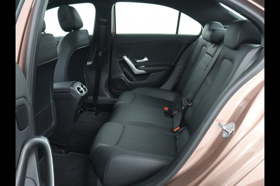 Mercedes-Benz A-Klasse 200 Business Solution Luxury | Trekhaak | Panoramadak | Leder | Memory | Sfeerverlichting | Full LED | Stoelverwarming | Camera | Park assist | Cruise control |