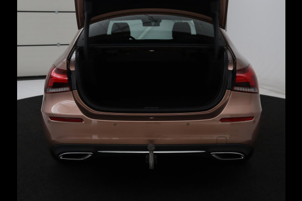 Mercedes-Benz A-Klasse 200 Business Solution Luxury | Trekhaak | Panoramadak | Leder | Memory | Sfeerverlichting | Full LED | Stoelverwarming | Camera | Park assist | Cruise control |