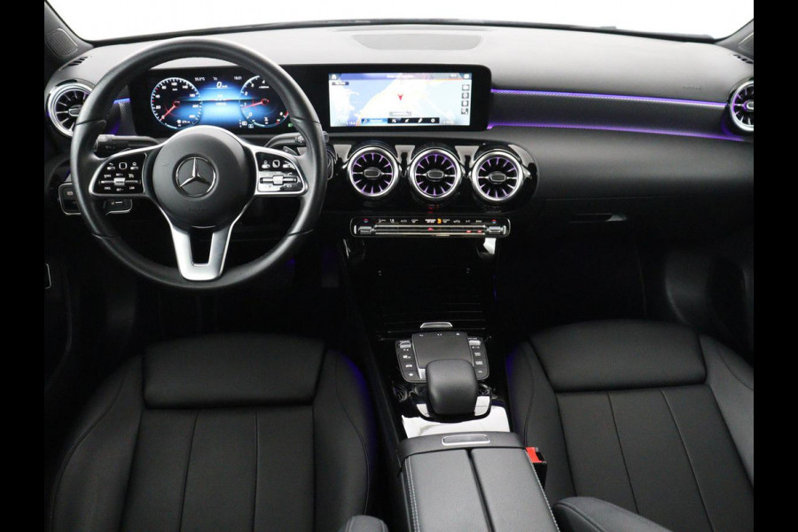 Mercedes-Benz A-Klasse 200 Business Solution Luxury | Trekhaak | Panoramadak | Leder | Memory | Sfeerverlichting | Full LED | Stoelverwarming | Camera | Park assist | Cruise control |