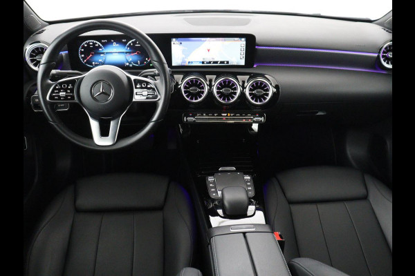 Mercedes-Benz A-Klasse 200 Business Solution Luxury | Trekhaak | Panoramadak | Leder | Memory | Sfeerverlichting | Full LED | Stoelverwarming | Camera | Park assist | Cruise control |
