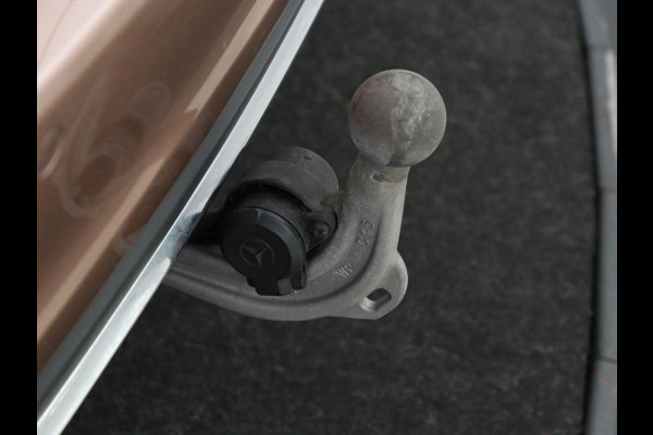 Mercedes-Benz A-Klasse 200 Business Solution Luxury | Trekhaak | Panoramadak | Leder | Memory | Sfeerverlichting | Full LED | Stoelverwarming | Camera | Park assist | Cruise control |