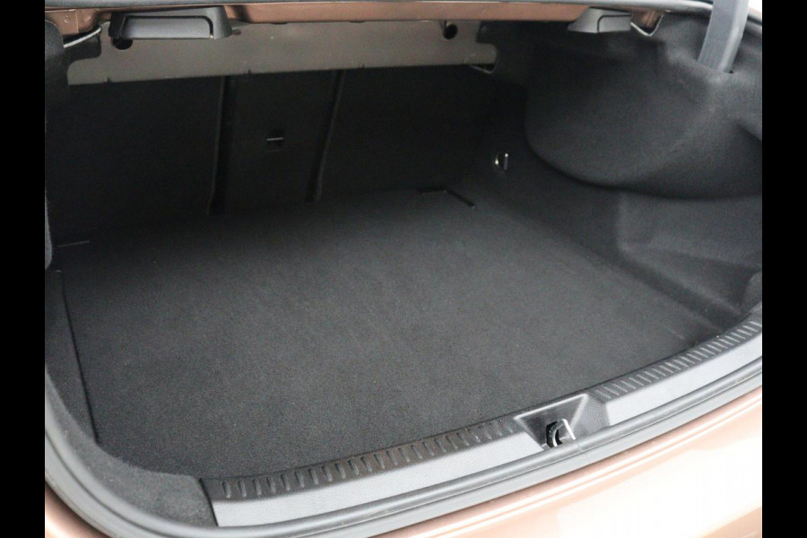 Mercedes-Benz A-Klasse 200 Business Solution Luxury | Trekhaak | Panoramadak | Leder | Memory | Sfeerverlichting | Full LED | Stoelverwarming | Camera | Park assist | Cruise control |