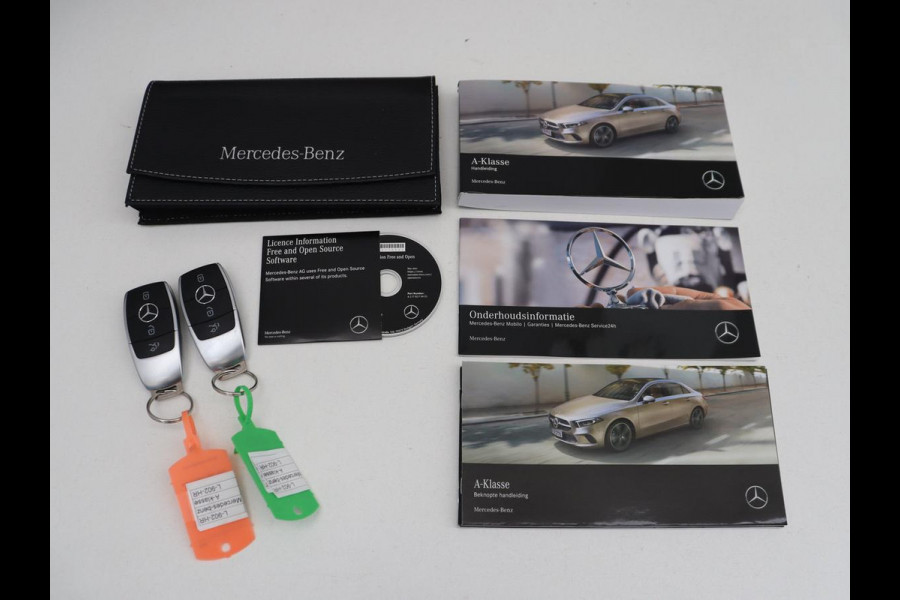 Mercedes-Benz A-Klasse 200 Business Solution Luxury | Trekhaak | Panoramadak | Leder | Memory | Sfeerverlichting | Full LED | Stoelverwarming | Camera | Park assist | Cruise control |