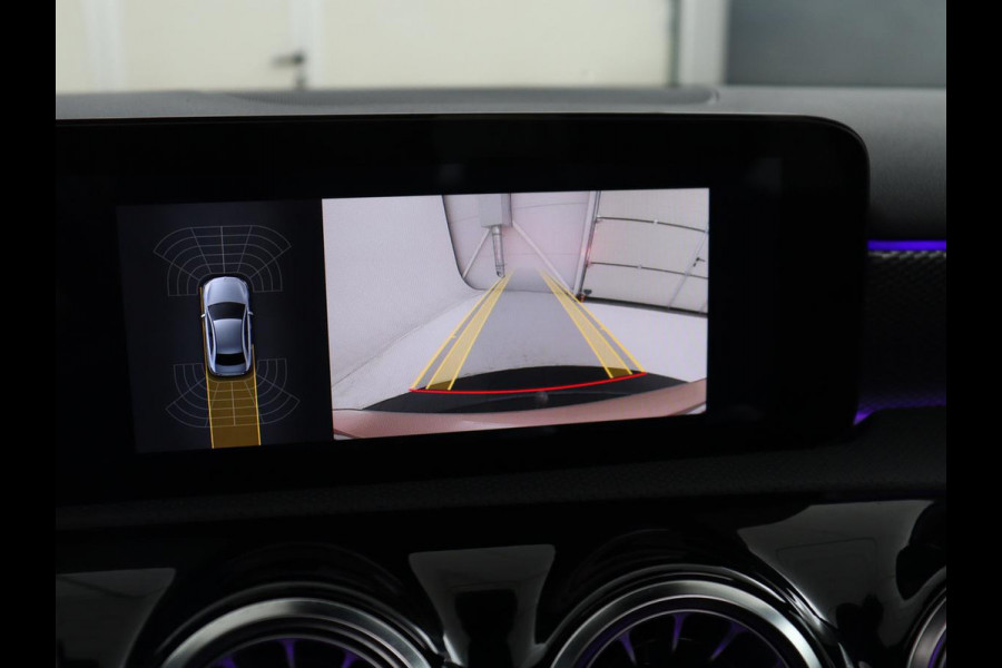 Mercedes-Benz A-Klasse 200 Business Solution Luxury | Trekhaak | Panoramadak | Leder | Memory | Sfeerverlichting | Full LED | Stoelverwarming | Camera | Park assist | Cruise control |