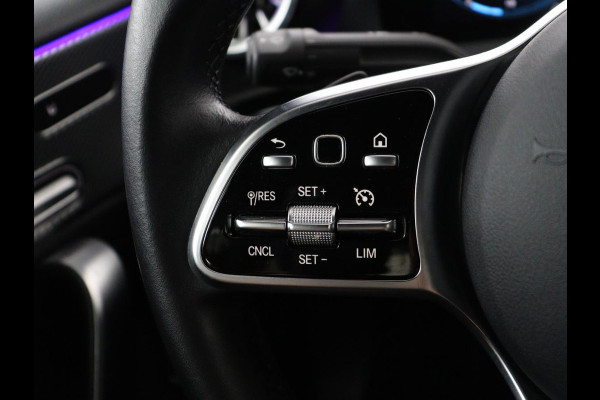 Mercedes-Benz A-Klasse 200 Business Solution Luxury | Trekhaak | Panoramadak | Leder | Memory | Sfeerverlichting | Full LED | Stoelverwarming | Camera | Park assist | Cruise control |