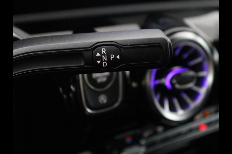 Mercedes-Benz A-Klasse 200 Business Solution Luxury | Trekhaak | Panoramadak | Leder | Memory | Sfeerverlichting | Full LED | Stoelverwarming | Camera | Park assist | Cruise control |