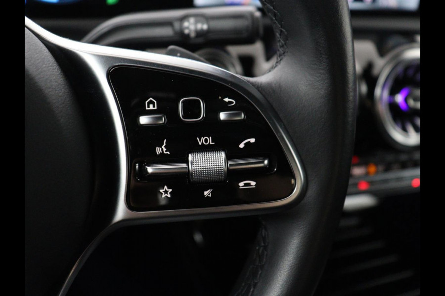 Mercedes-Benz A-Klasse 200 Business Solution Luxury | Trekhaak | Panoramadak | Leder | Memory | Sfeerverlichting | Full LED | Stoelverwarming | Camera | Park assist | Cruise control |