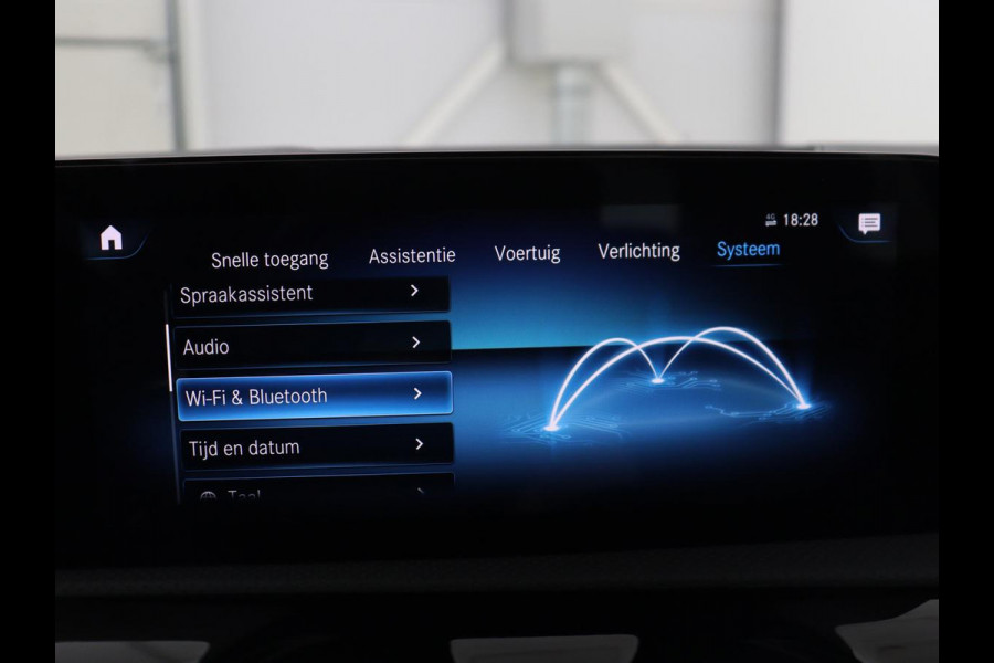 Mercedes-Benz A-Klasse 200 Business Solution Luxury | Trekhaak | Panoramadak | Leder | Memory | Sfeerverlichting | Full LED | Stoelverwarming | Camera | Park assist | Cruise control |