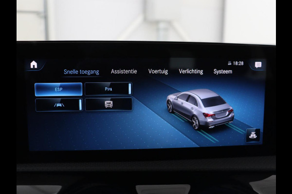 Mercedes-Benz A-Klasse 200 Business Solution Luxury | Trekhaak | Panoramadak | Leder | Memory | Sfeerverlichting | Full LED | Stoelverwarming | Camera | Park assist | Cruise control |