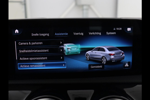 Mercedes-Benz A-Klasse 200 Business Solution Luxury | Trekhaak | Panoramadak | Leder | Memory | Sfeerverlichting | Full LED | Stoelverwarming | Camera | Park assist | Cruise control |