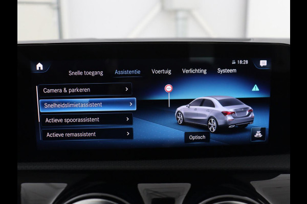 Mercedes-Benz A-Klasse 200 Business Solution Luxury | Trekhaak | Panoramadak | Leder | Memory | Sfeerverlichting | Full LED | Stoelverwarming | Camera | Park assist | Cruise control |
