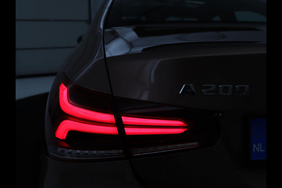 Mercedes-Benz A-Klasse 200 Business Solution Luxury | Trekhaak | Panoramadak | Leder | Memory | Sfeerverlichting | Full LED | Stoelverwarming | Camera | Park assist | Cruise control |