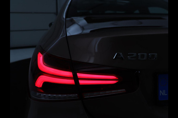 Mercedes-Benz A-Klasse 200 Business Solution Luxury | Trekhaak | Panoramadak | Leder | Memory | Sfeerverlichting | Full LED | Stoelverwarming | Camera | Park assist | Cruise control |
