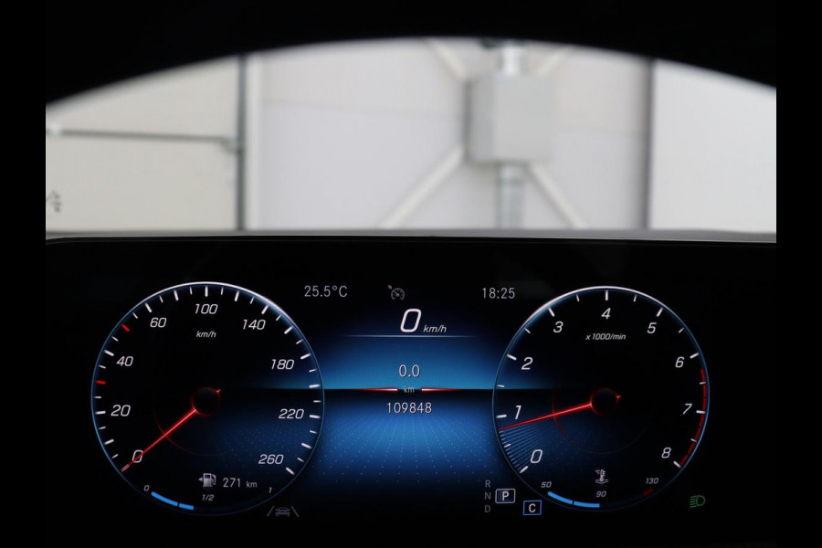 Mercedes-Benz A-Klasse 200 Business Solution Luxury | Trekhaak | Panoramadak | Leder | Memory | Sfeerverlichting | Full LED | Stoelverwarming | Camera | Park assist | Cruise control |