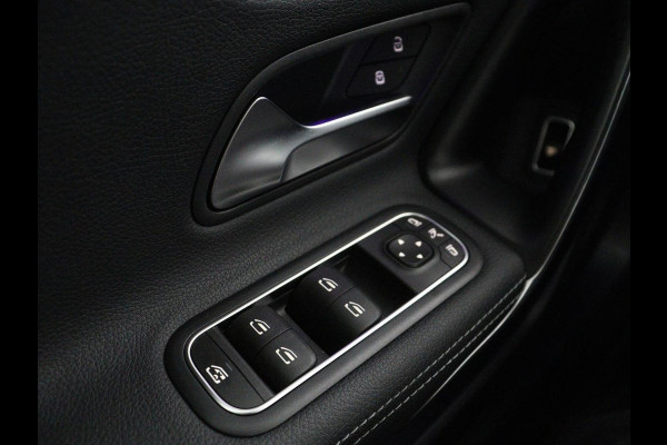 Mercedes-Benz A-Klasse 200 Business Solution Luxury | Trekhaak | Panoramadak | Leder | Memory | Sfeerverlichting | Full LED | Stoelverwarming | Camera | Park assist | Cruise control |