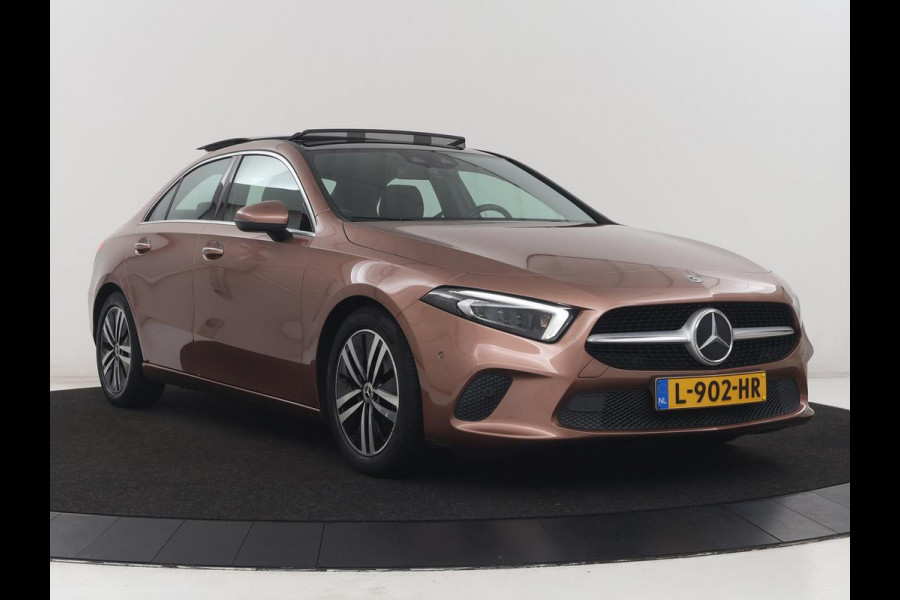 Mercedes-Benz A-Klasse 200 Business Solution Luxury | Trekhaak | Panoramadak | Leder | Memory | Sfeerverlichting | Full LED | Stoelverwarming | Camera | Park assist | Cruise control |