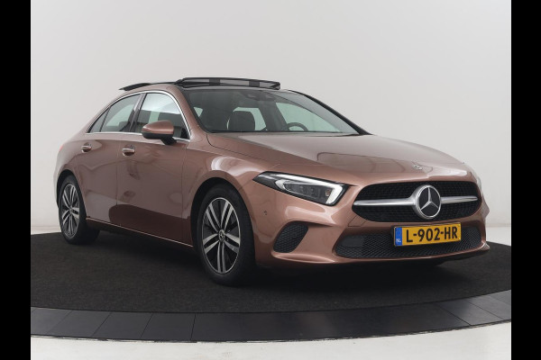 Mercedes-Benz A-Klasse 200 Business Solution Luxury | Trekhaak | Panoramadak | Leder | Memory | Sfeerverlichting | Full LED | Stoelverwarming | Camera | Park assist | Cruise control |
