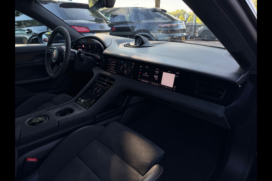 Porsche Taycan GTS 93 kWh / SoH 91,6% / Panoramadak / 360Camera / Head-up / Passenger Display / Achterasbesturing / Keyless / Bose / 21'' / Luchtvering / Sportdesign+Chrono / Matrix LED / Carbon intr. / Innodrive