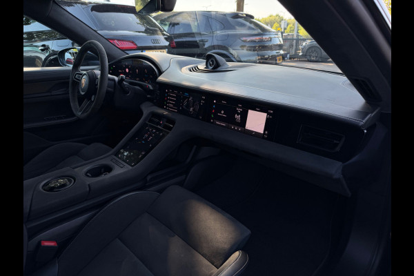 Porsche Taycan GTS 93 kWh / SoH 91,6% / Panoramadak / 360Camera / Head-up / Passenger Display / Achterasbesturing / Keyless / Bose / 21'' / Luchtvering / Sportdesign+Chrono / Matrix LED / Carbon intr. / Innodrive