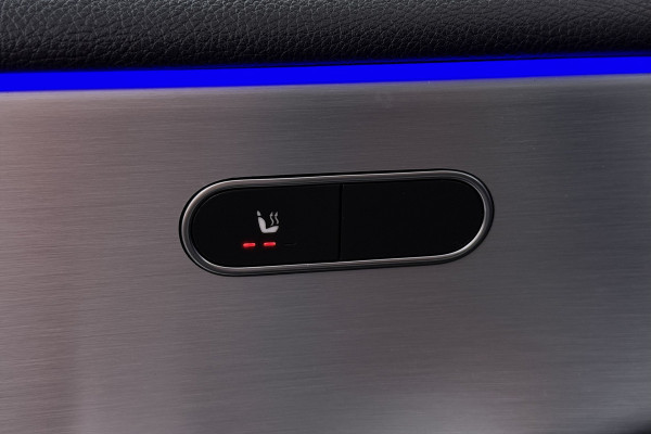 Mercedes-Benz A-Klasse 180 Business Solution AMG (STOELVERWARMING, SFEERVERLICHTING, CAMERA, NAVIGATIE, PARKEERSENSOREN)