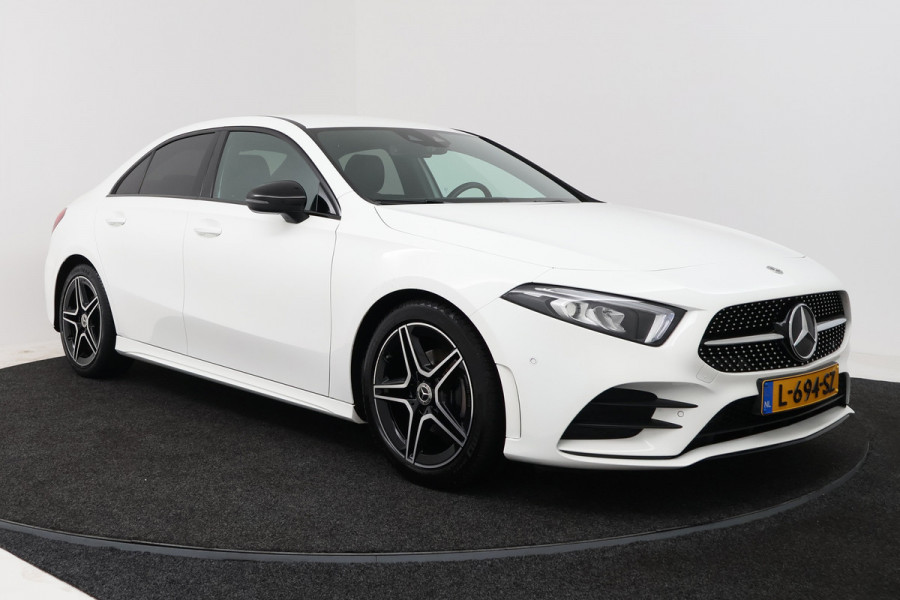 Mercedes-Benz A-Klasse 180 Business Solution AMG (STOELVERWARMING, SFEERVERLICHTING, CAMERA, NAVIGATIE, PARKEERSENSOREN)