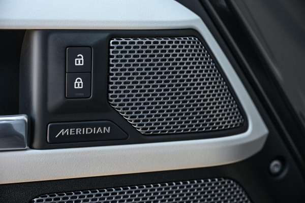 Land Rover Defender 110 2.0 P400e 110 HSE Urban | NL-Auto | Panoramadak | Meridian Sound | 360 Camera | Luchtvering | Stoelverwarming + Ventilatie | Adaptive Cruise Control | Trekhaak |