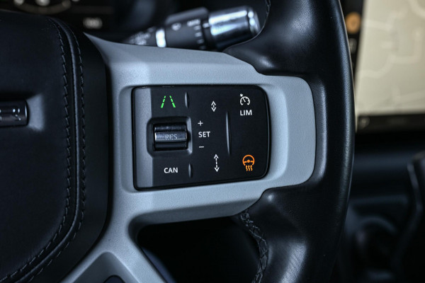 Land Rover Defender 110 2.0 P400e 110 HSE Urban | NL-Auto | Panoramadak | Meridian Sound | 360 Camera | Luchtvering | Stoelverwarming + Ventilatie | Adaptive Cruise Control | Trekhaak |