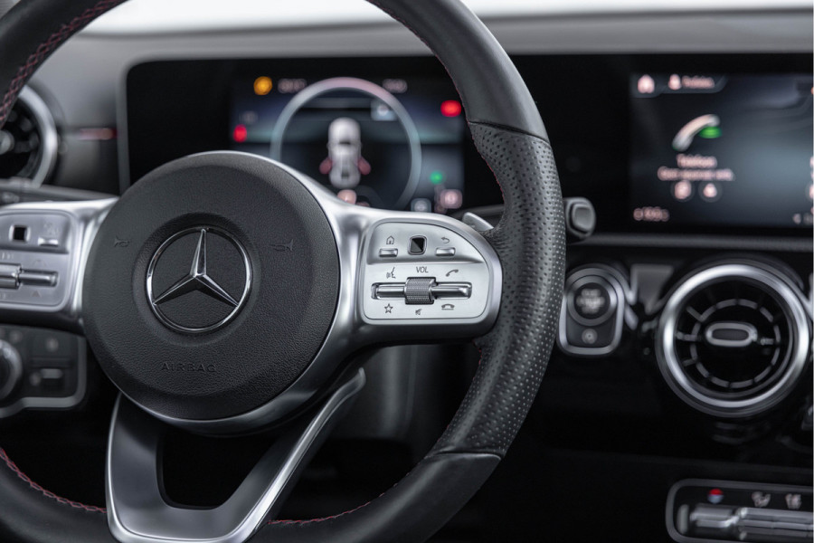 Mercedes-Benz A-Klasse 200 Launch Edition Premium Plus AMG Pano 19''