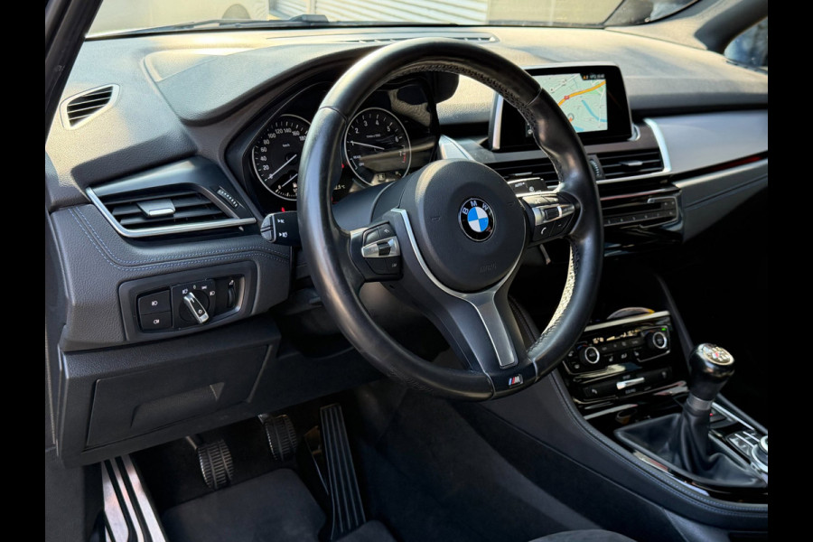 BMW 2 Serie Active Tourer 218i M- Sport - Navigatie I Airco I Sport pakket I LED I PDC I Trekhaak I Dealer onderhouden