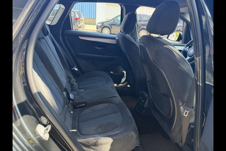 BMW 2 Serie Active Tourer 218i M- Sport - Navigatie I Airco I Sport pakket I LED I PDC I Trekhaak I Dealer onderhouden