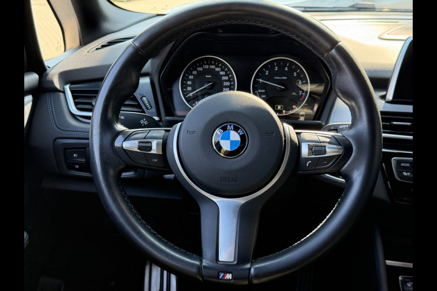 BMW 2 Serie Active Tourer 218i M- Sport - Navigatie I Airco I Sport pakket I LED I PDC I Trekhaak I Dealer onderhouden