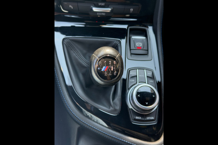 BMW 2 Serie Active Tourer 218i M- Sport - Navigatie I Airco I Sport pakket I LED I PDC I Trekhaak I Dealer onderhouden