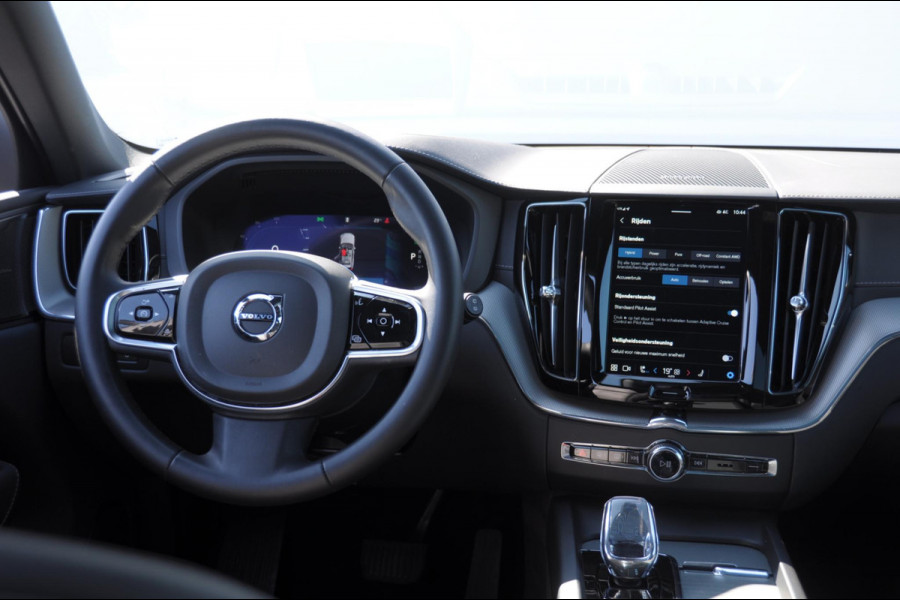 Volvo XC60 T8 455PK Automaat AWD Ultra Black Edition / stoelmassage - en ventilatie / Head-up display/ Harman Kardon audio/ BLIS/ Elektrischbedienbare stoelen met geheugen / Panoramadak/ Adaptive cruise control/ Pilot assist/ Apple Carplay/ Android auto/