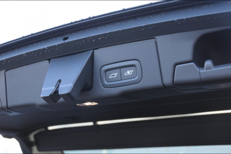 Volvo XC60 T8 455PK Automaat AWD Plus Black Edition / Adaptieve cruise control / BLIS / Panoramadak / Stoel - en stuurverwarming / Keyless entry / Elektrische stoelen / Parkeersensoren met 360 camera