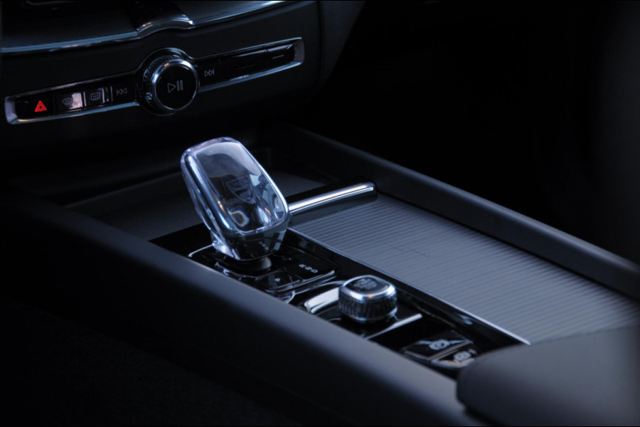 Volvo XC60 T8 455PK Automaat AWD Plus Black Edition / Adaptieve cruise control / BLIS / Panoramadak / Stoel - en stuurverwarming / Keyless entry / Elektrische stoelen / Parkeersensoren met 360 camera