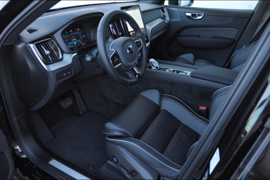 Volvo XC60 T8 455PK Automaat AWD Plus Black Edition / Adaptieve cruise control / BLIS / Panoramadak / Stoel - en stuurverwarming / Keyless entry / Elektrische stoelen / Parkeersensoren met 360 camera