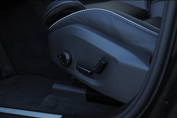Volvo XC60 T8 455PK Automaat AWD Plus Black Edition / Adaptieve cruise control / BLIS / Panoramadak / Stoel - en stuurverwarming / Keyless entry / Elektrische stoelen / Parkeersensoren met 360 camera
